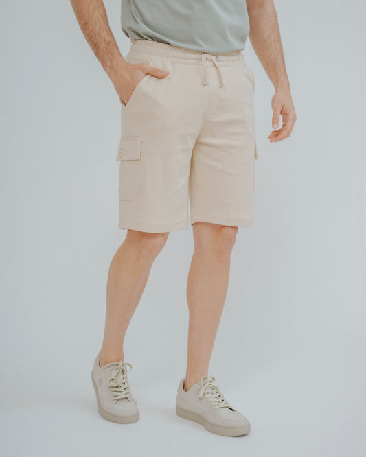 Bermuda cargo de felpa beige con bolsillos laterales para hombre