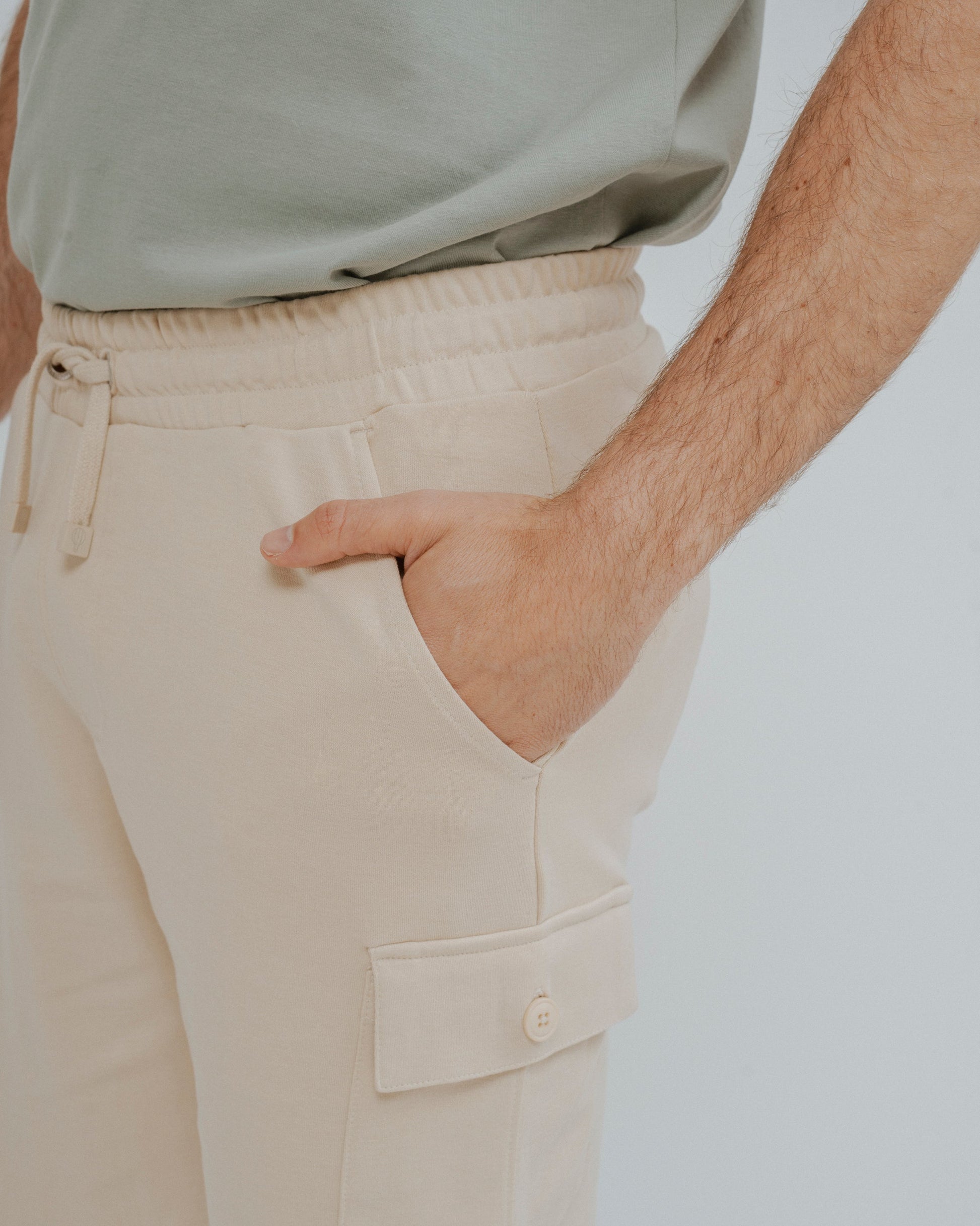 Bermuda cargo de felpa beige con bolsillos laterales para hombre