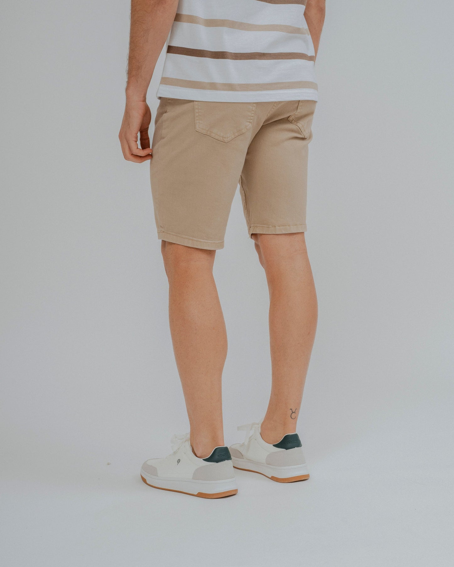 Bermuda corta 5 bolsillos beige para hombre
