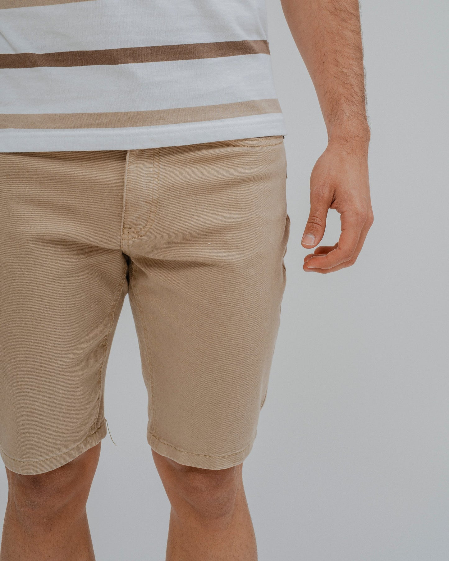 Bermuda corta 5 bolsillos beige para hombre