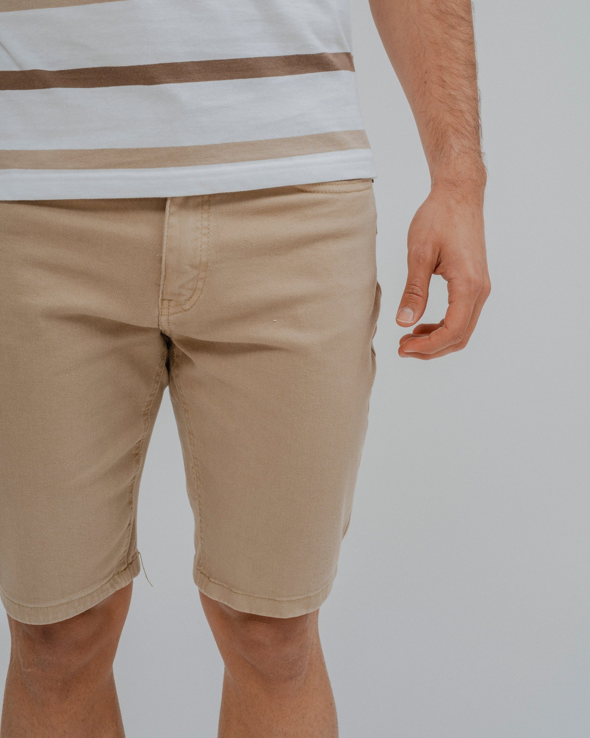Bermuda corta 5 bolsillos beige para hombre