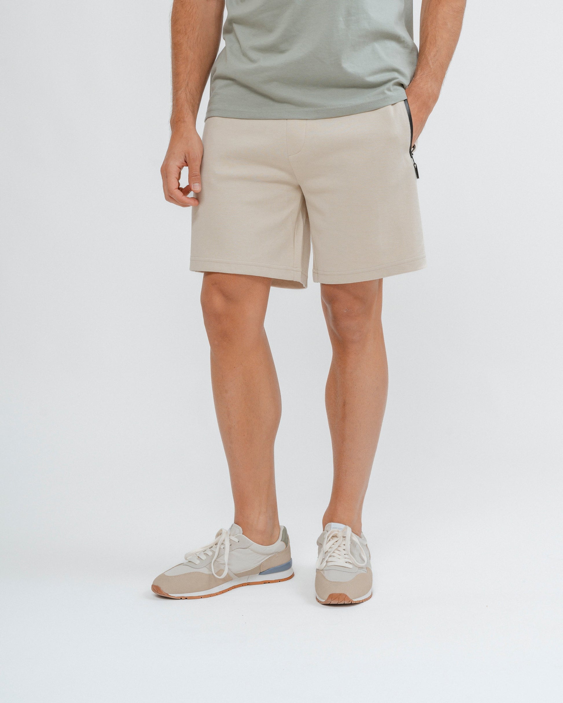 Bermuda jogger estructurada beige para hombre