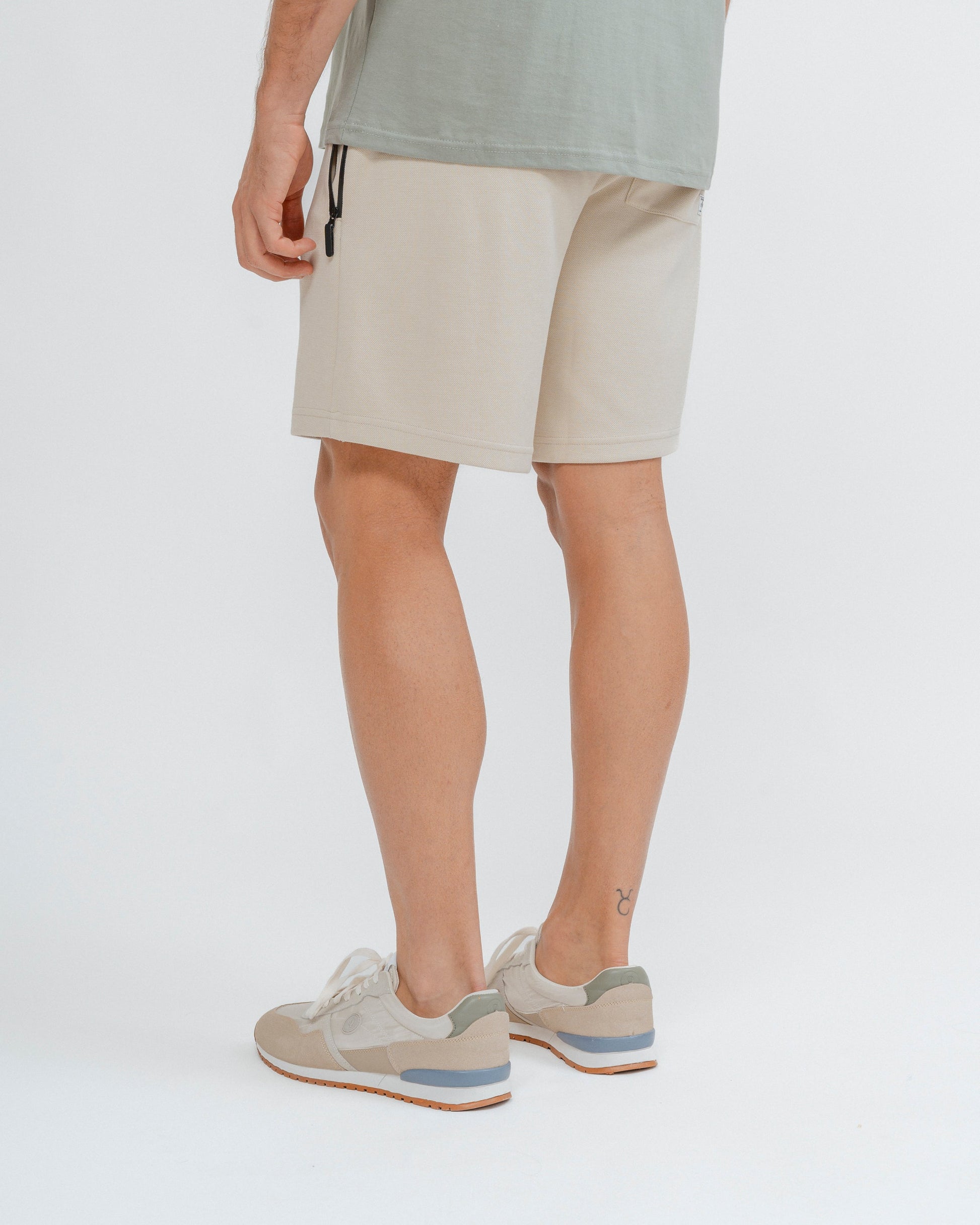 Bermuda jogger estructurada beige para hombre