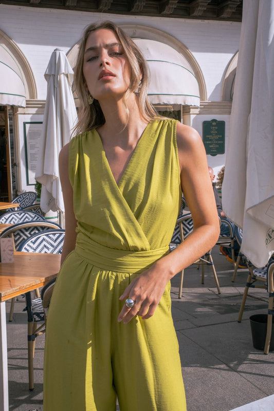 Mono de una pieza para mujer con detalle de frunces. Diseño Made in Spain.