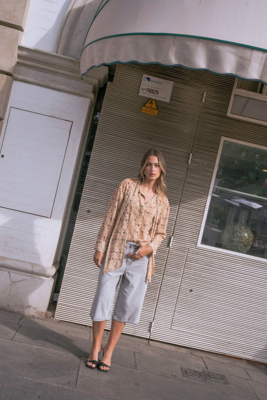 Camisa de mujer estampada con lazada o lazo en el cuello. 100% Poliéster. Diseño Made in Spain.