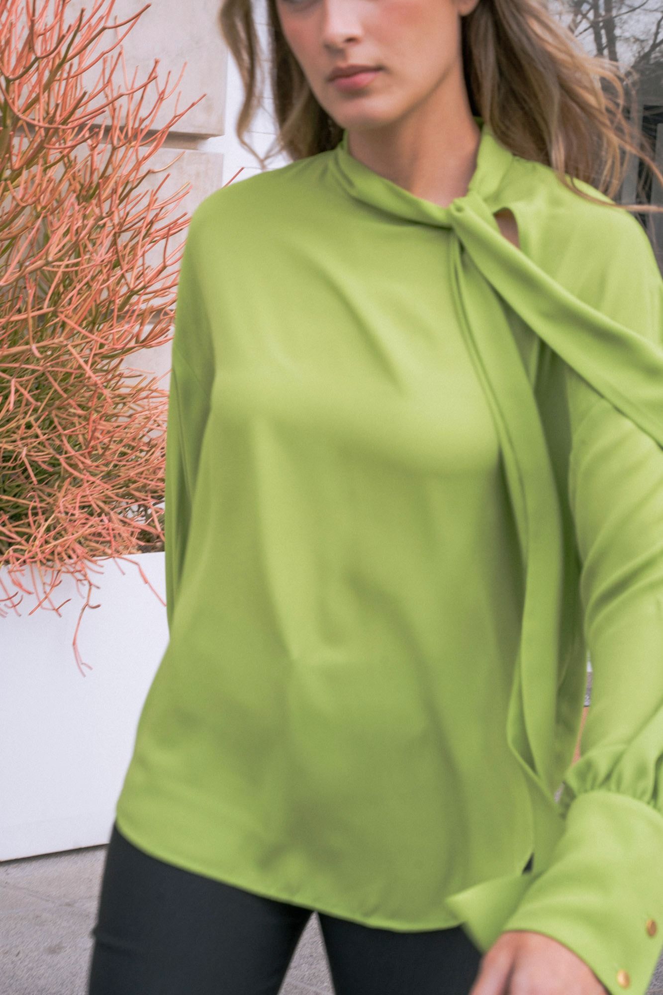 Camisa elegante con lazada en el cuello para mujer verde, blusa de manga larga satinada fluida de vestir oficina fiesta chic