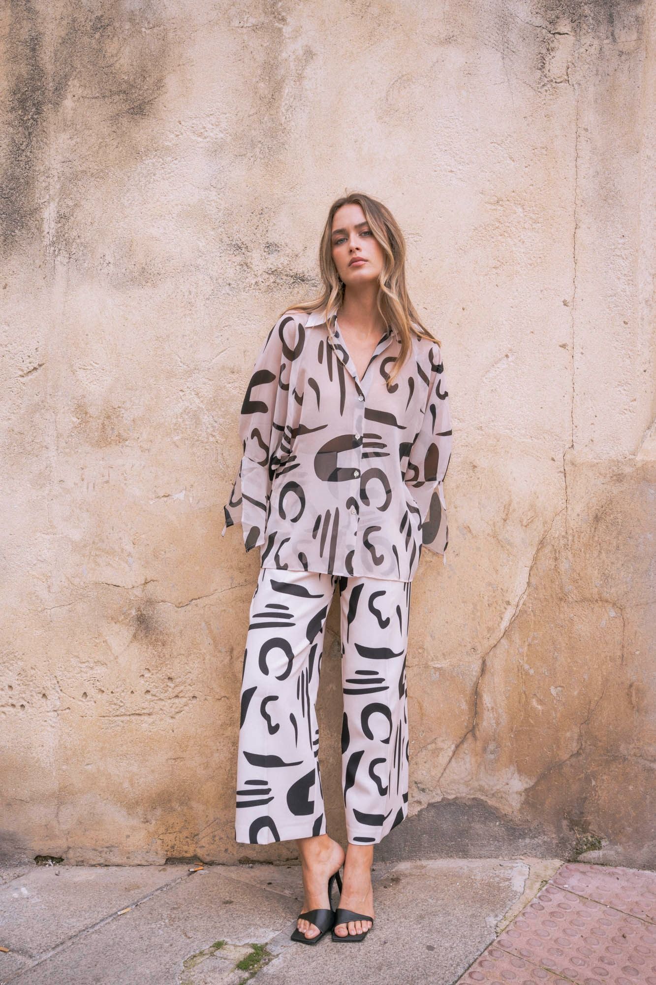 Blusa elegante de gasa para mujer con estampado geométrico abstracto, top fluido de cuello redondo y manga larga para oficina o diario