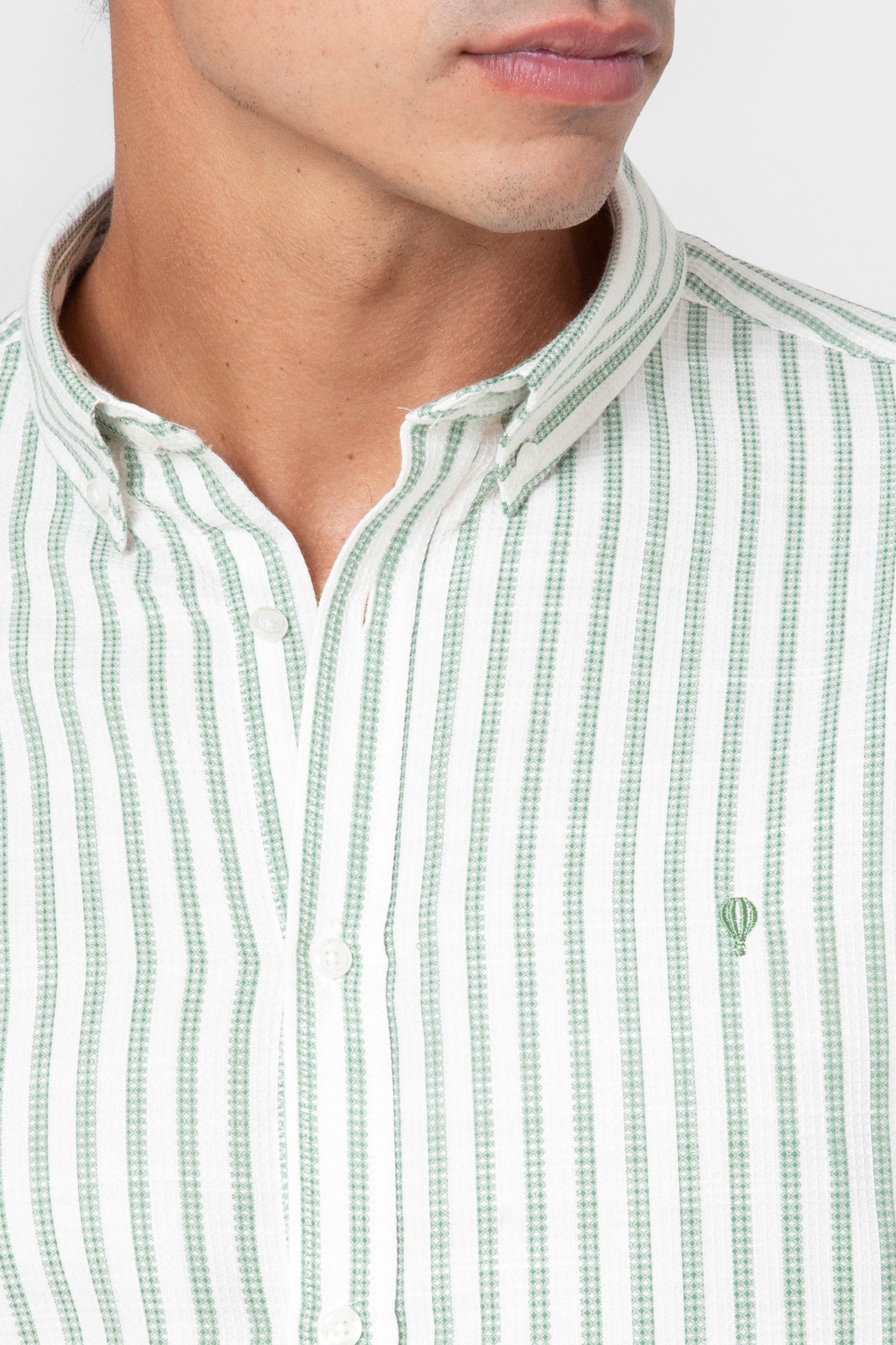 Camisa de manga larga verde a rayas para hombre