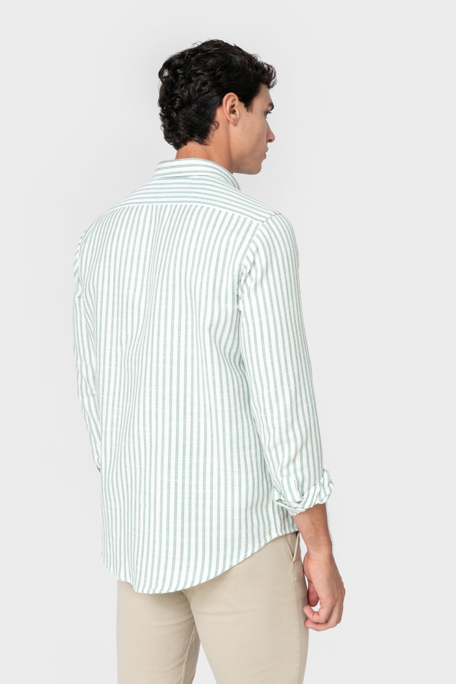 Camisa de manga larga verde a rayas para hombre
