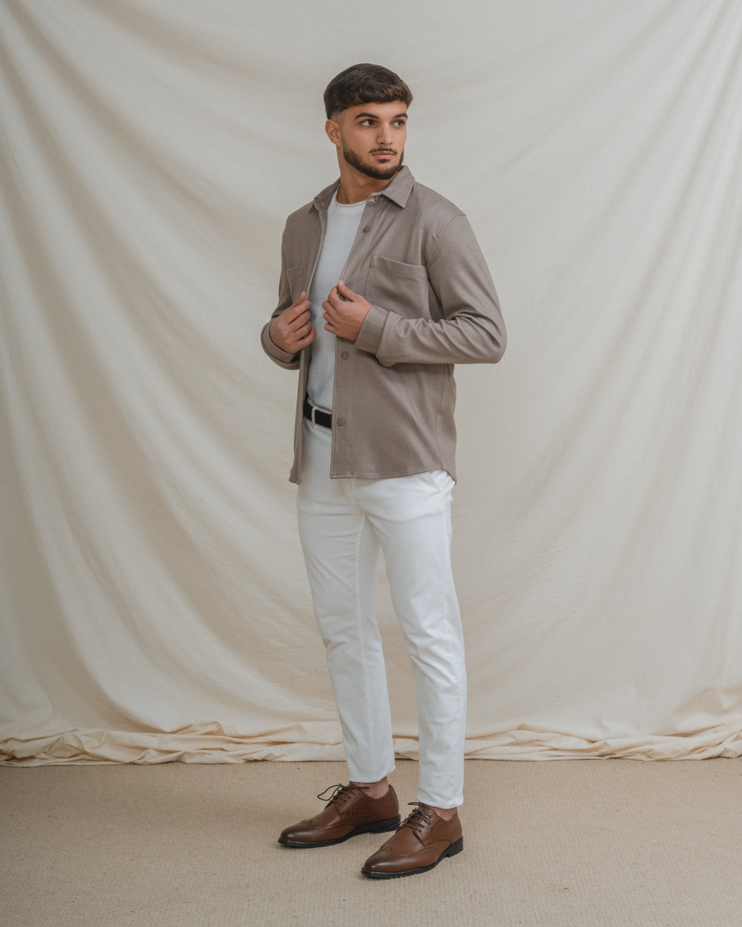 Sobrecamisa de punto beige para hombre con bolsillos