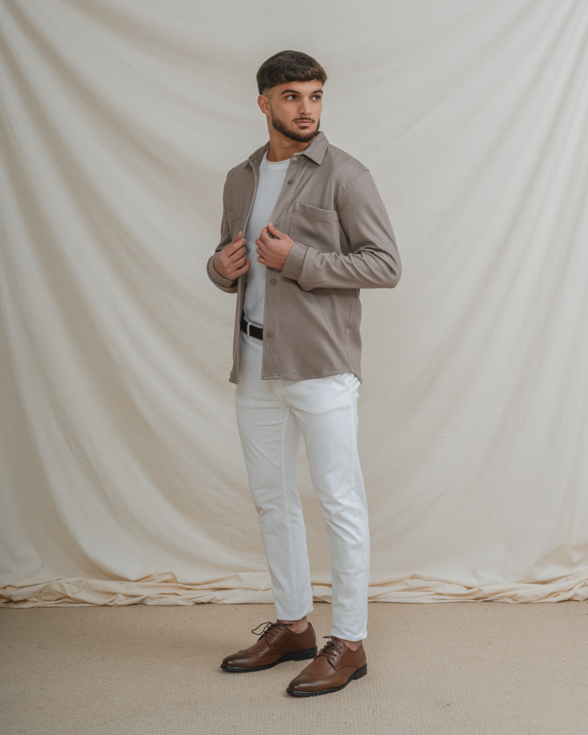 Sobrecamisa de punto beige para hombre con bolsillos