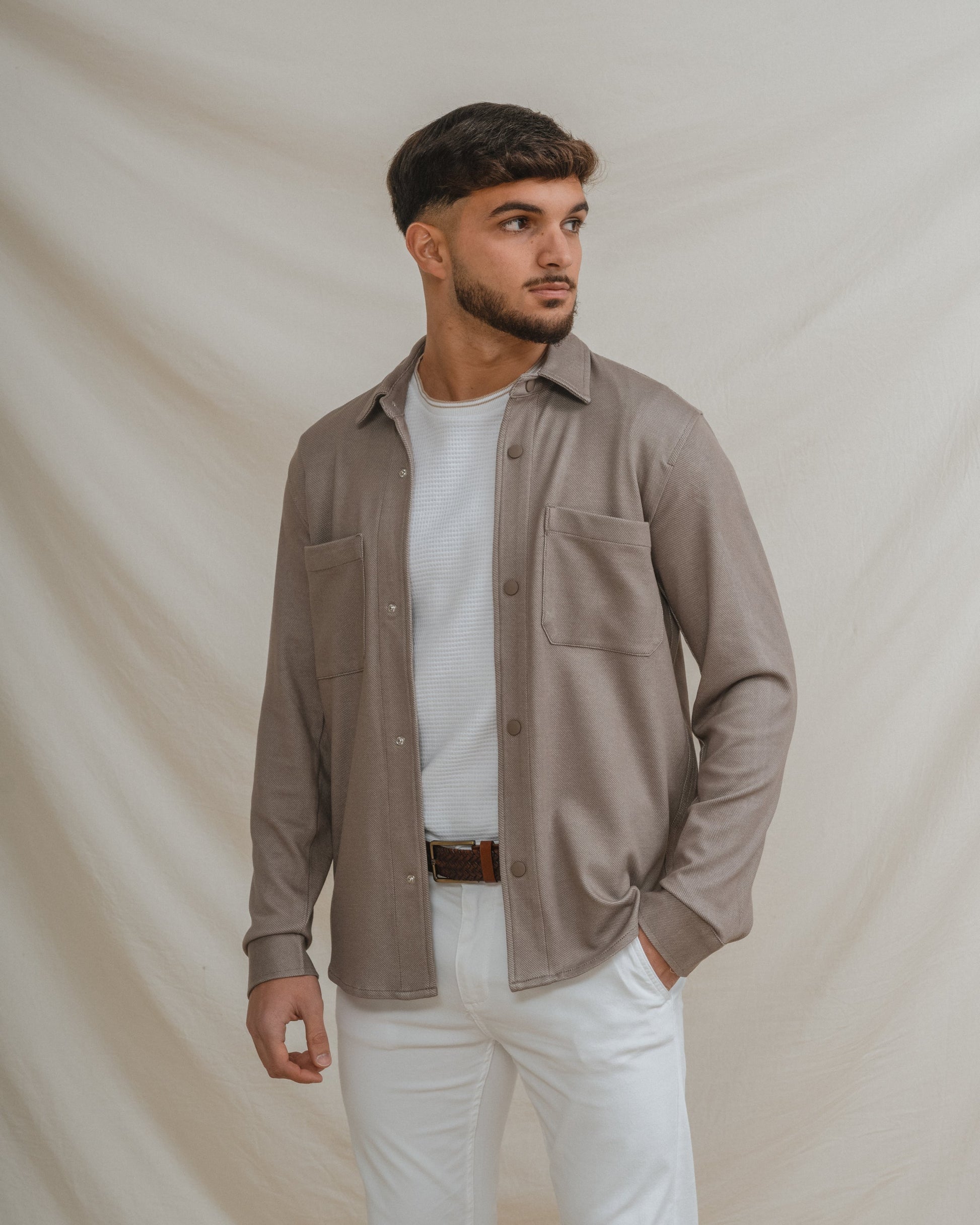 Sobrecamisa de punto beige para hombre con bolsillos