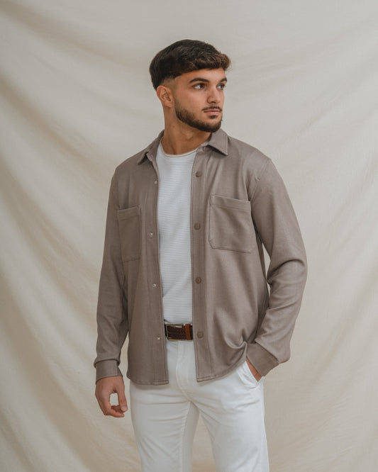 Sobrecamisa de punto beige para hombre con bolsillos
