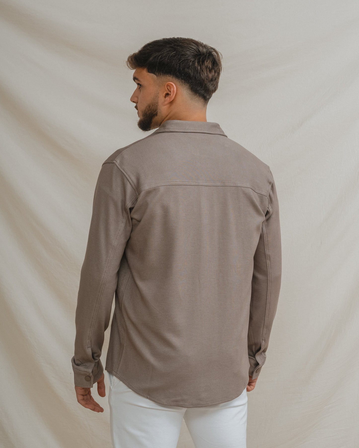 Sobrecamisa de punto beige para hombre con bolsillos