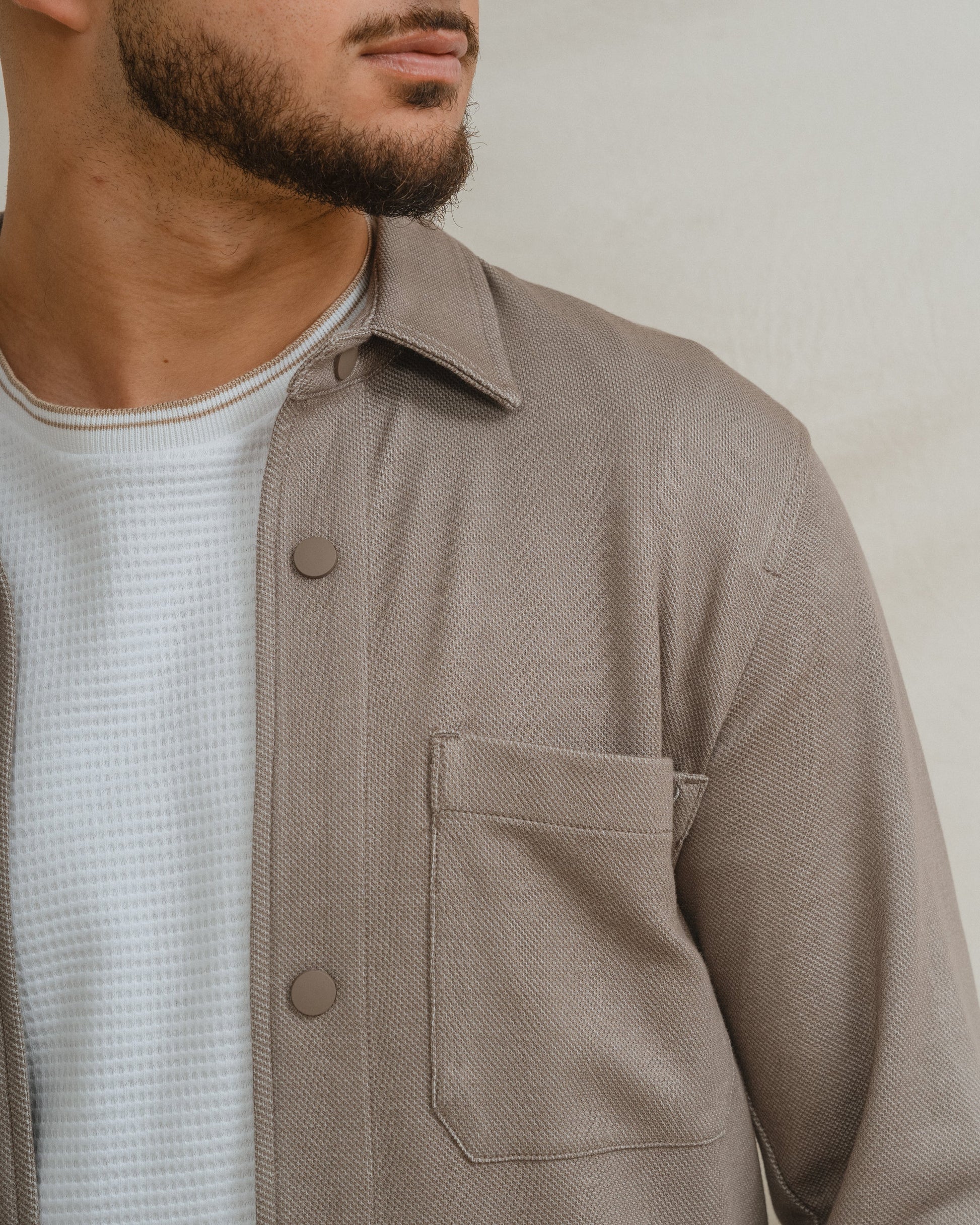 Sobrecamisa de punto beige para hombre con bolsillos