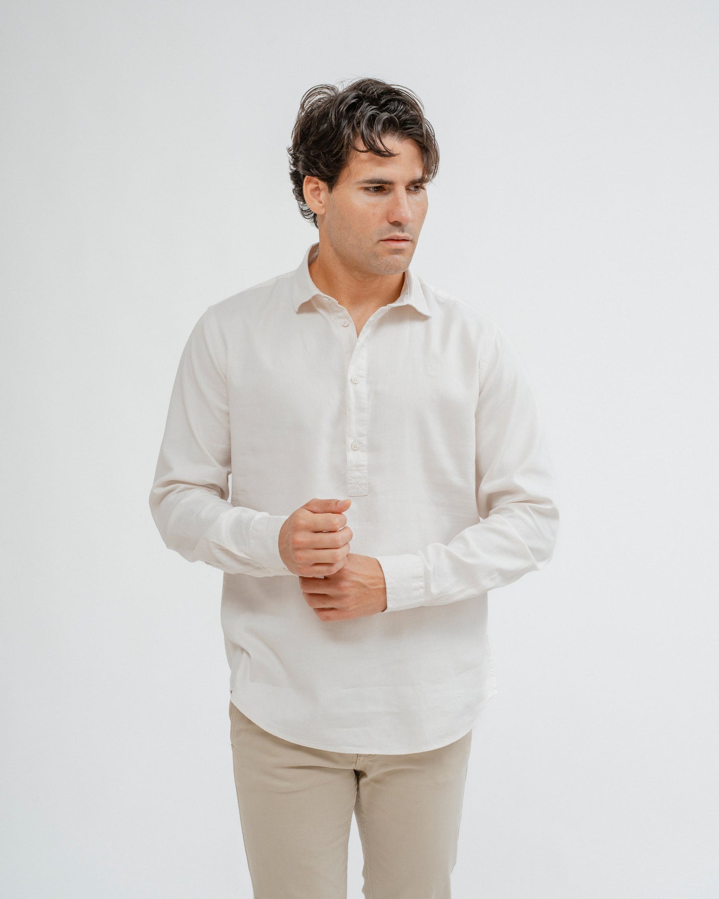 Camisa estilo polera blanca de algodón para hombre