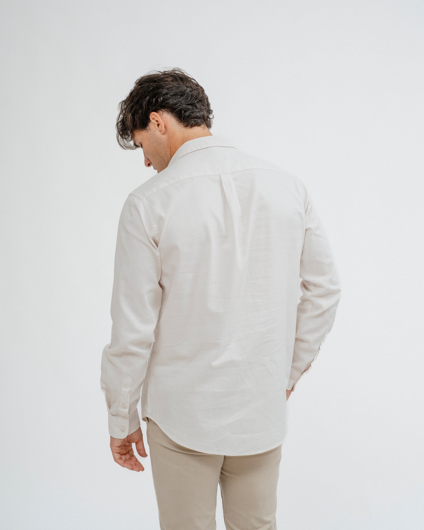 Camisa estilo polera blanca de algodón para hombre