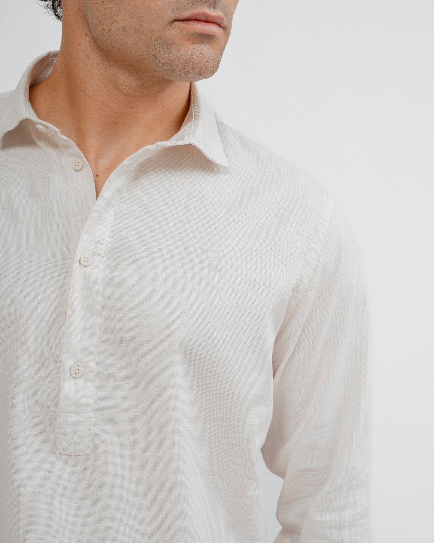 Camisa estilo polera blanca de algodón para hombre