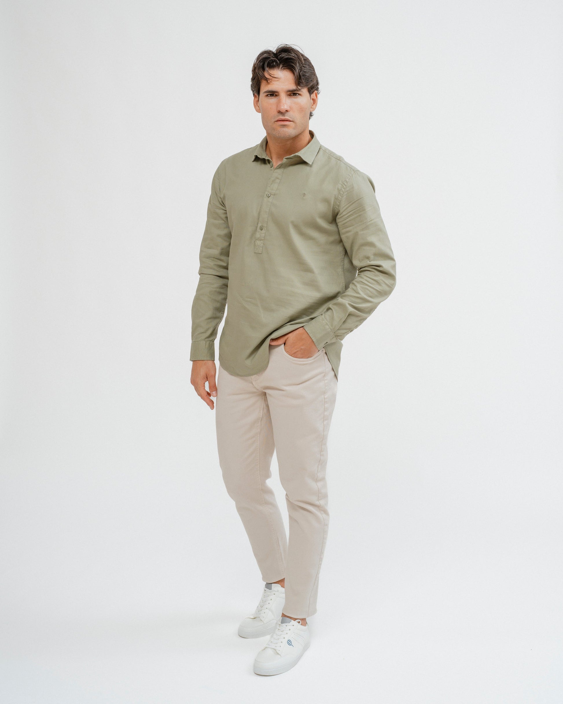 Camisa estilo polera verde de algodón para hombre