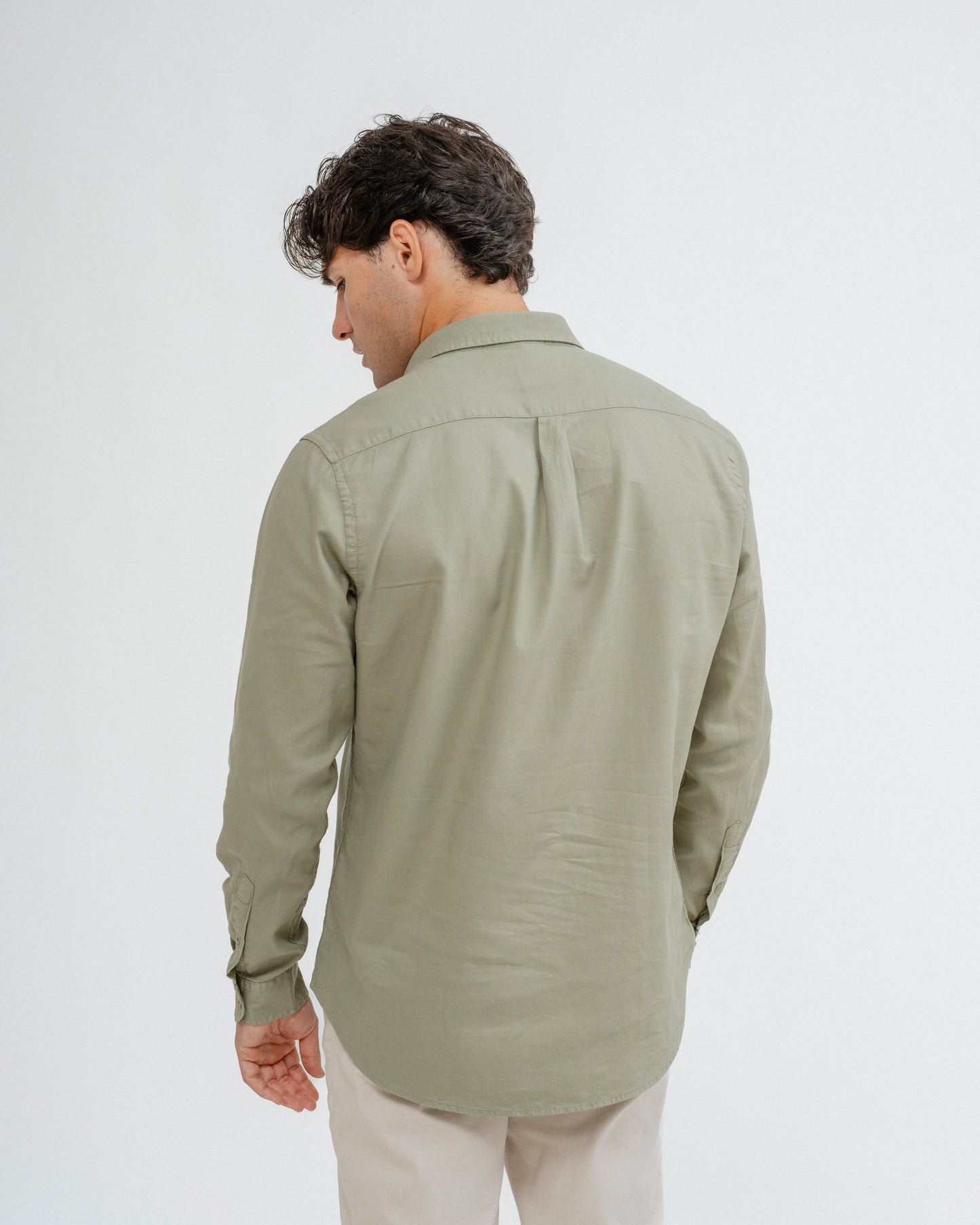 Camisa estilo polera verde de algodón para hombre