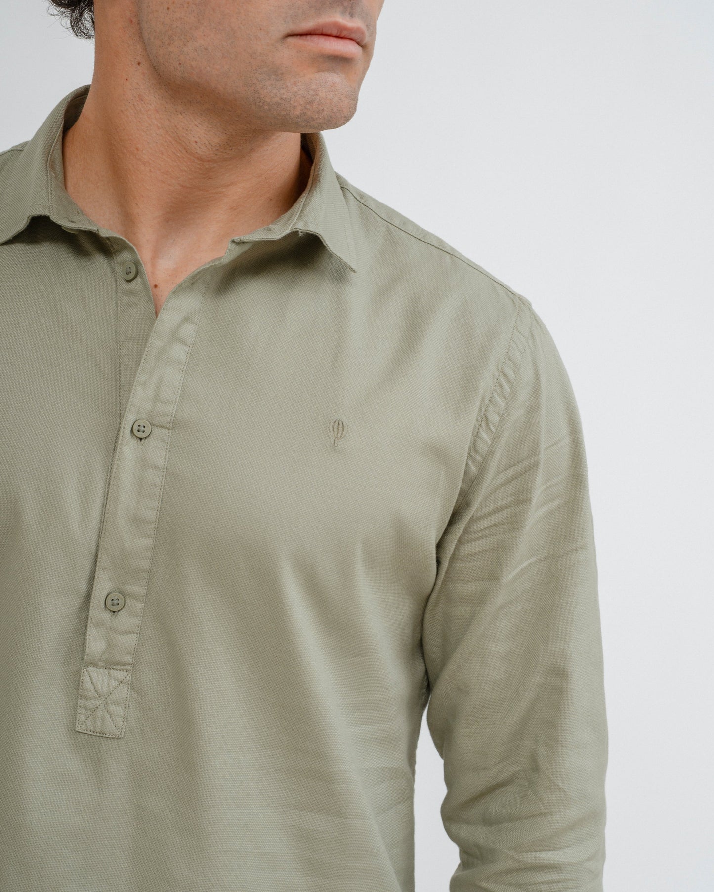 Camisa estilo polera verde de algodón para hombre