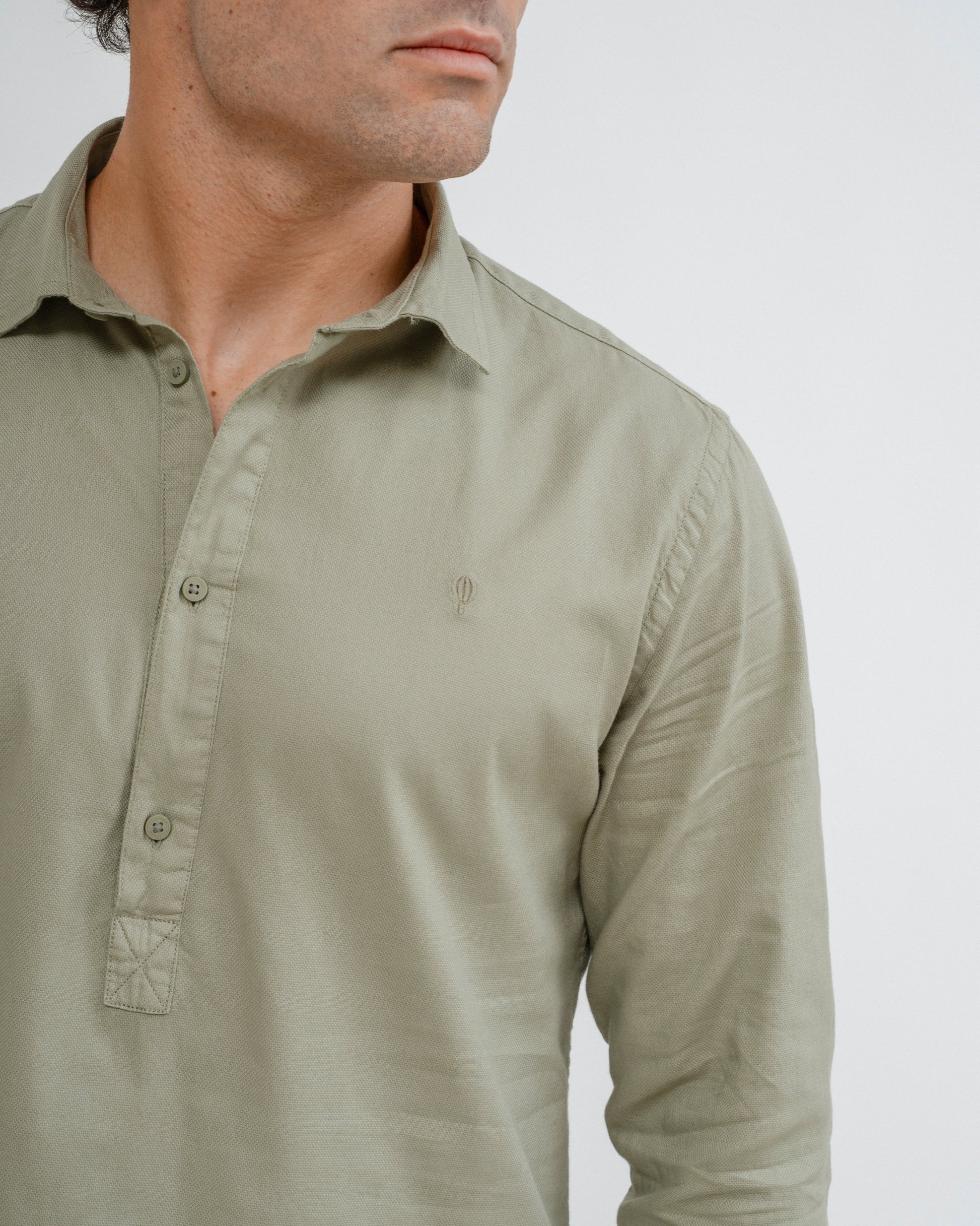 Camisa estilo polera verde de algodón para hombre