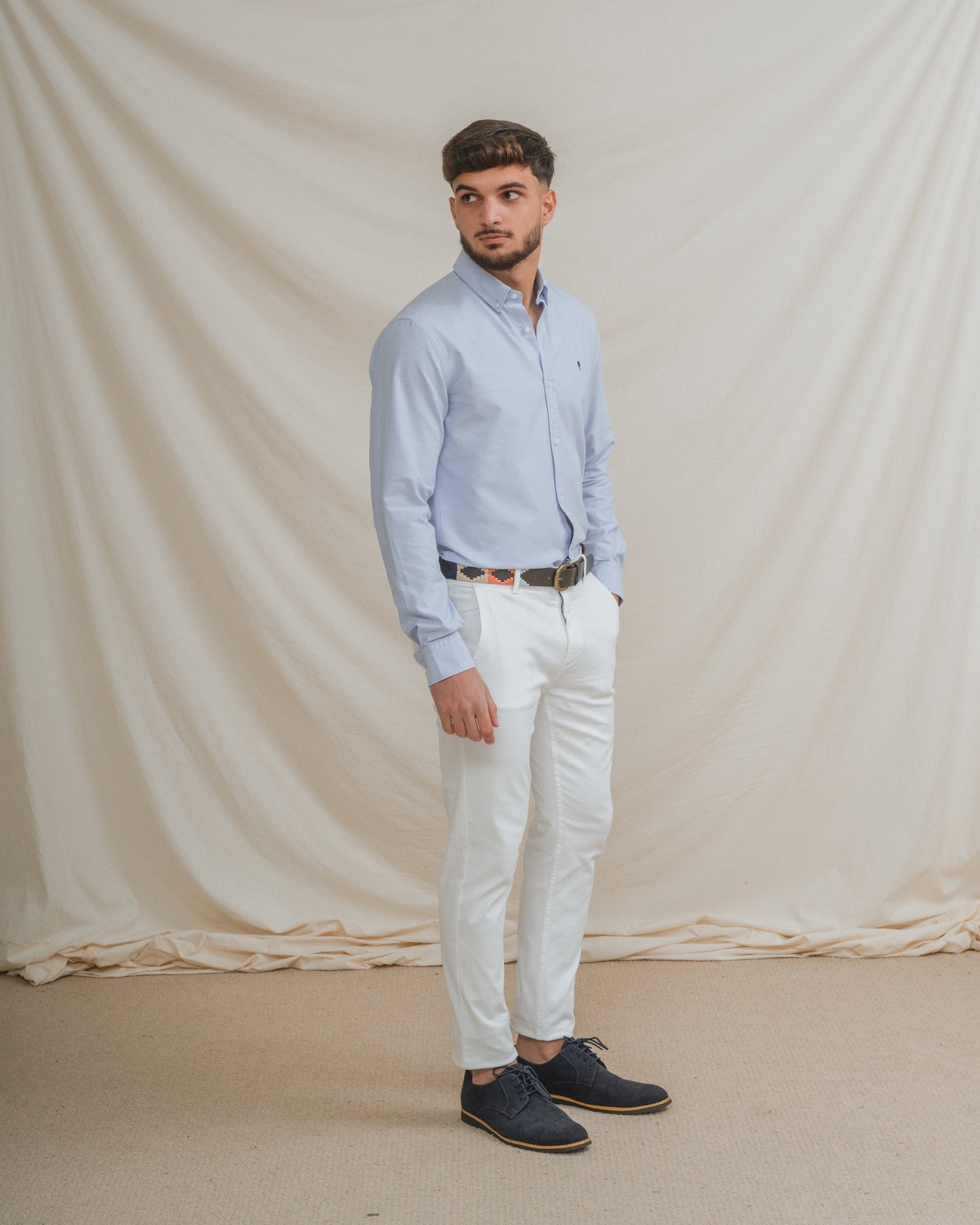 Camisa Oxford azul celeste para hombre con manga larga y detalle de logo.