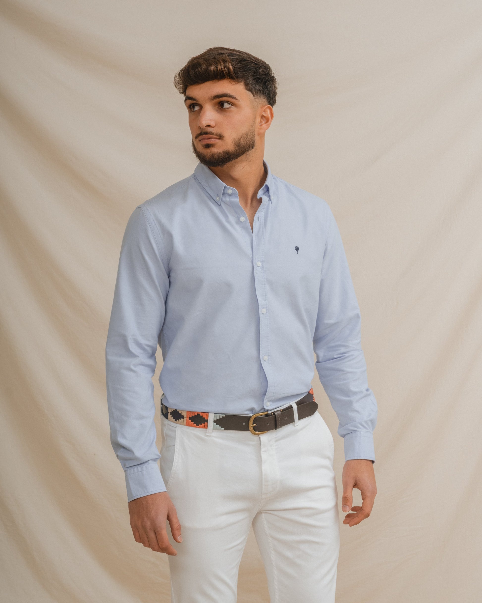 Camisa Oxford azul celeste para hombre con manga larga y detalle de logo.