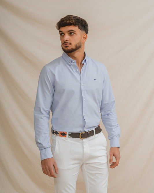 Camisa Oxford azul celeste para hombre con manga larga y detalle de logo.
