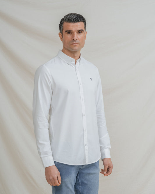 Camisa Oxford blanca de hombre con cuello botonado y detalle de logo en el pecho.
