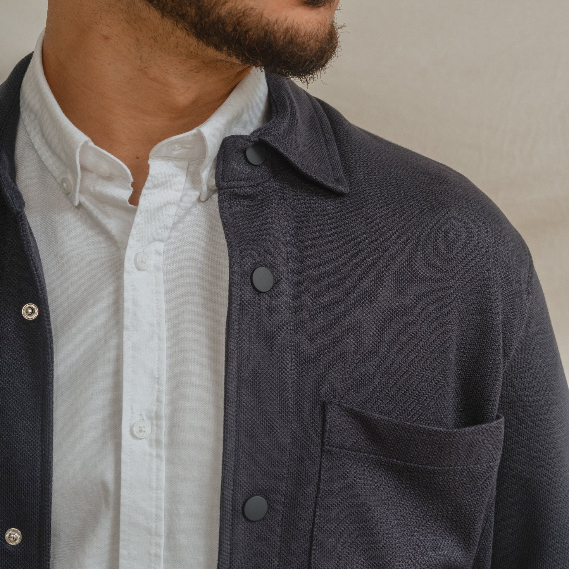 Sobrecamisa de punto azul para hombre con bolsillos de parche