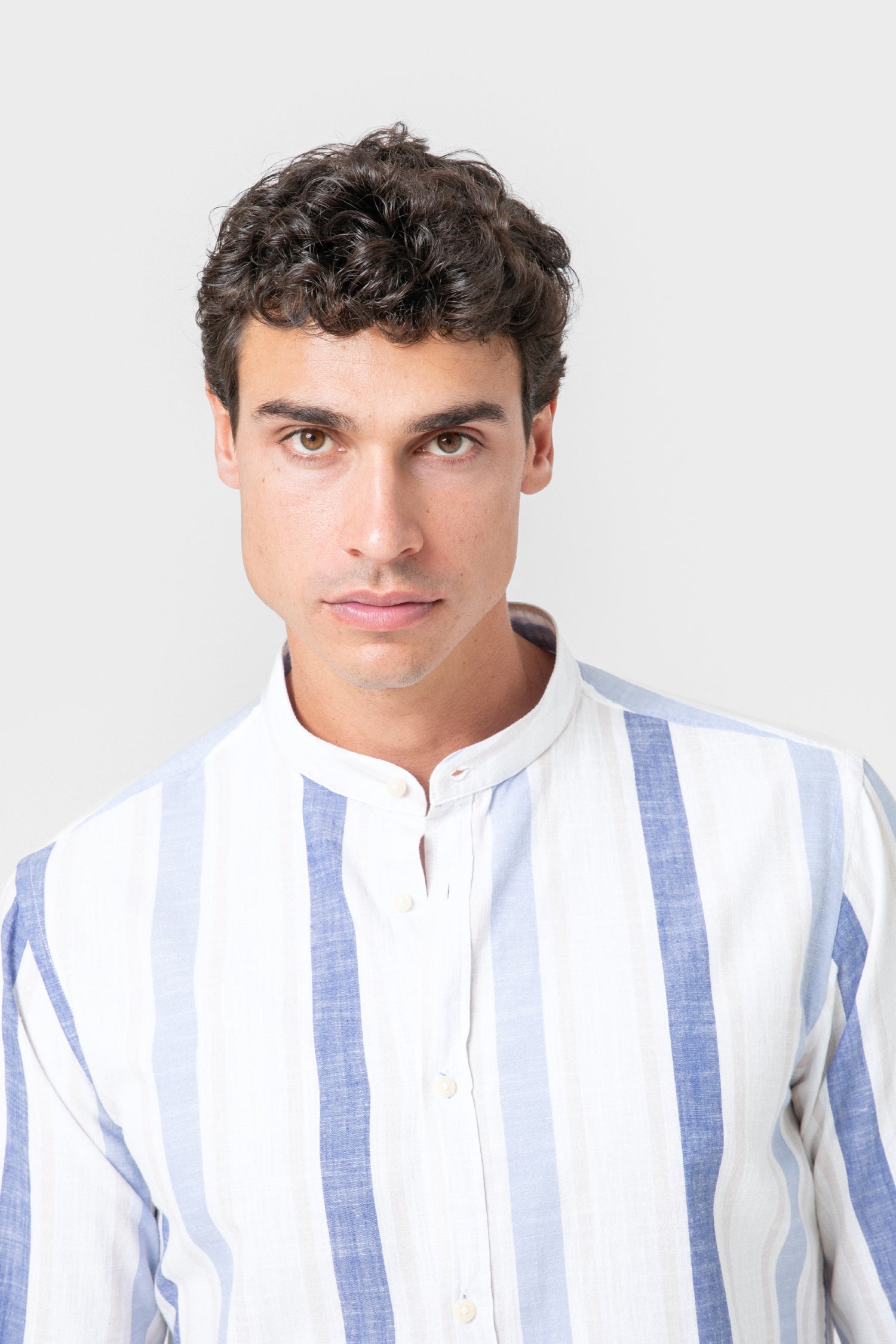 Camisa de lino y algodón a rayas para hombre con cuello mao