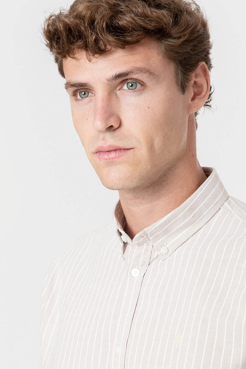 Camisa Oxford beige de rayas blancas para hombre