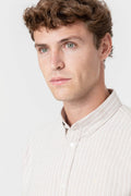 Camisa Oxford beige de rayas blancas para hombre