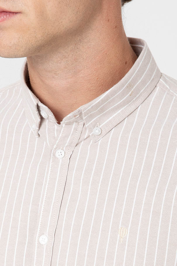 Camisa Oxford beige de rayas blancas para hombre