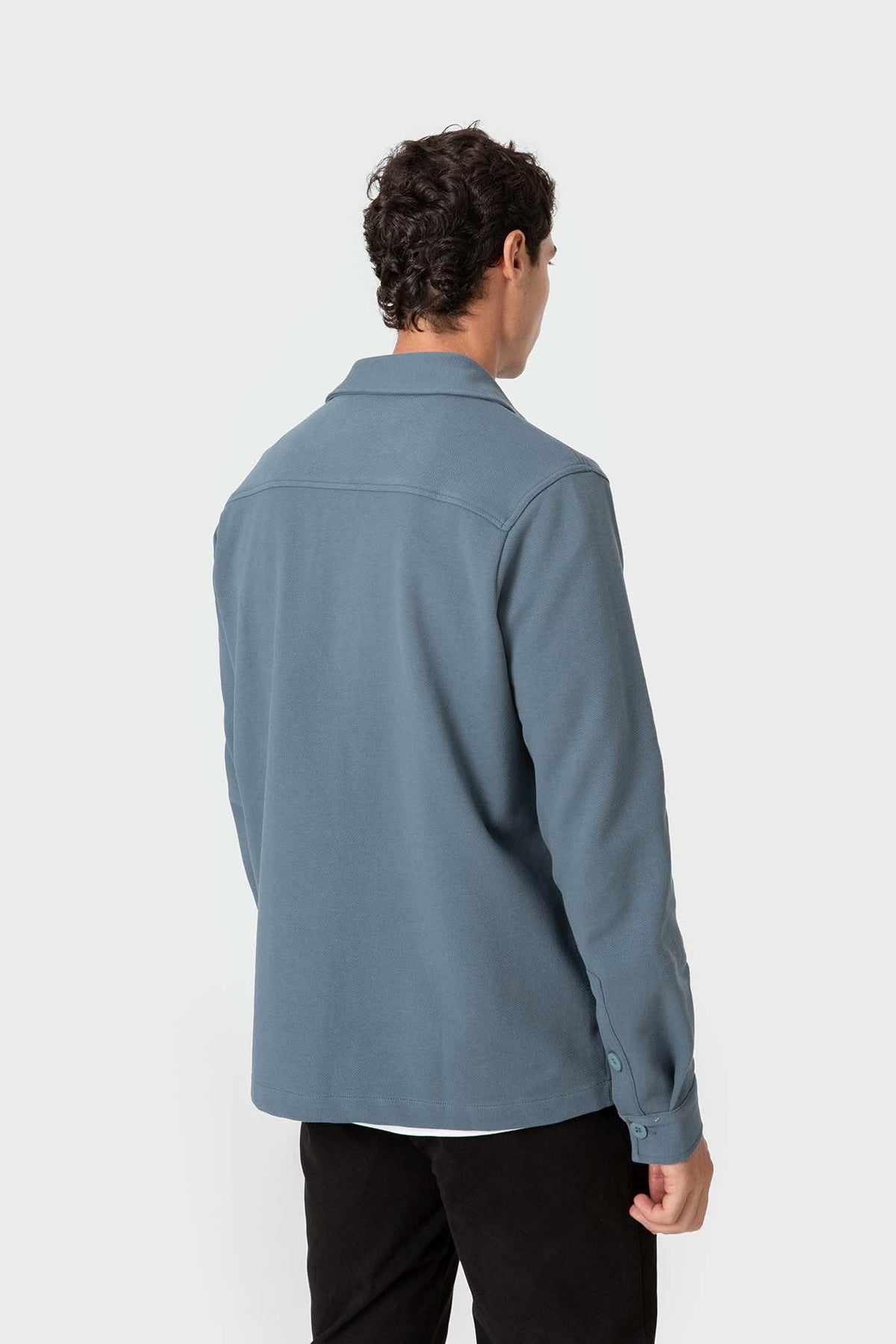 Sobrecamisa azul de punto diagonal de hombre con dos bolsillos