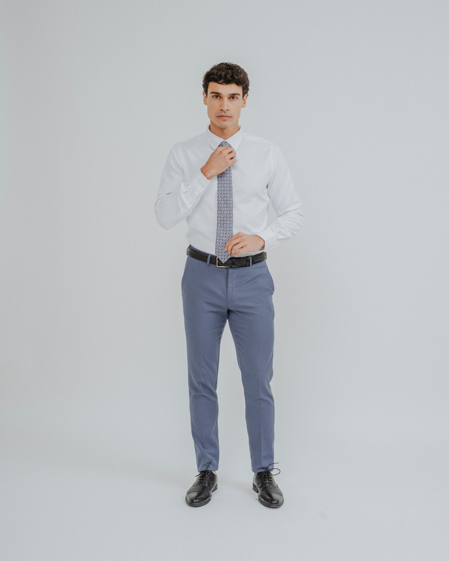 Camisa de vestir blanca de hombre de manga larga y cuello formal sin botón.