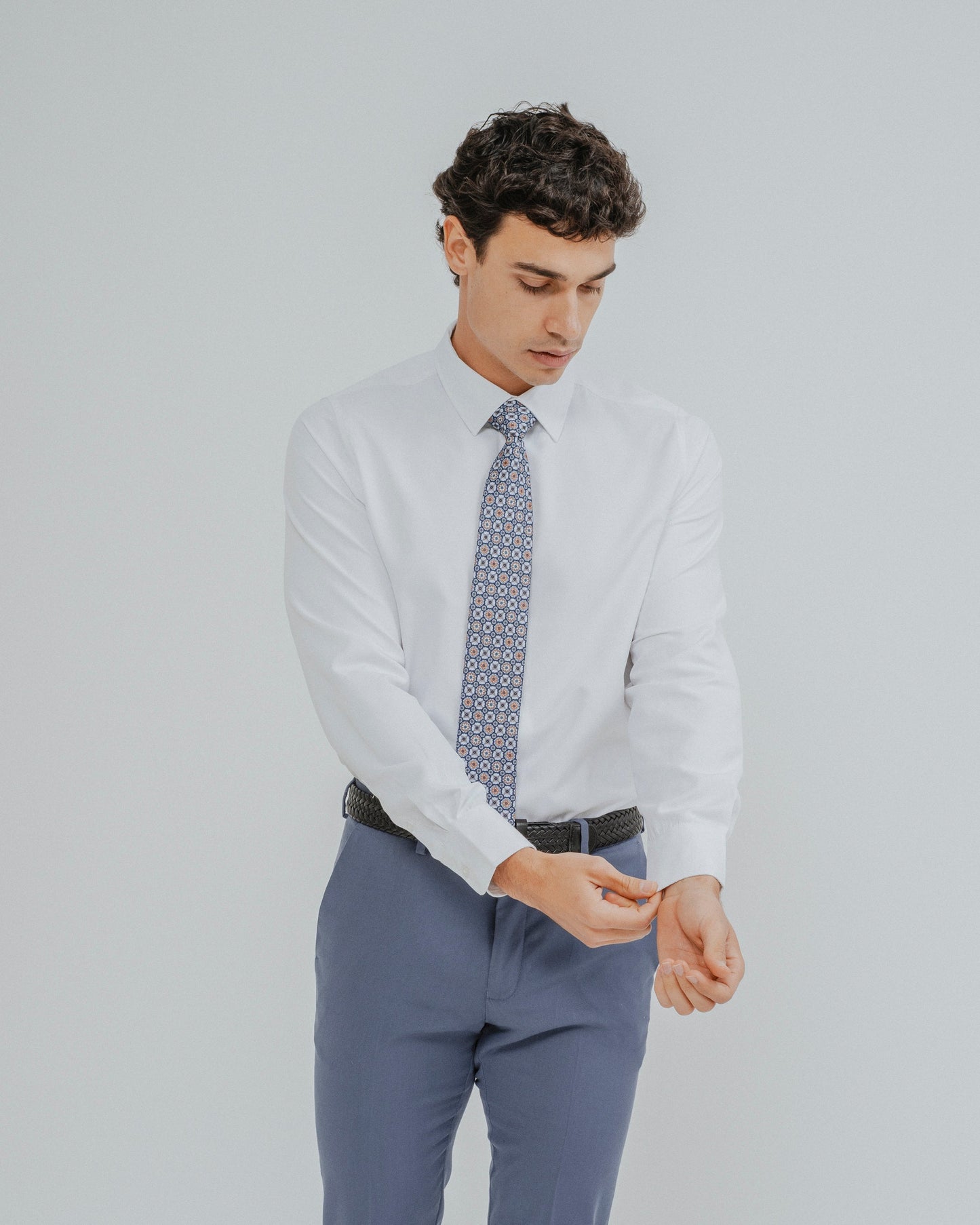 Camisa de vestir blanca de hombre de manga larga y cuello formal sin botón.