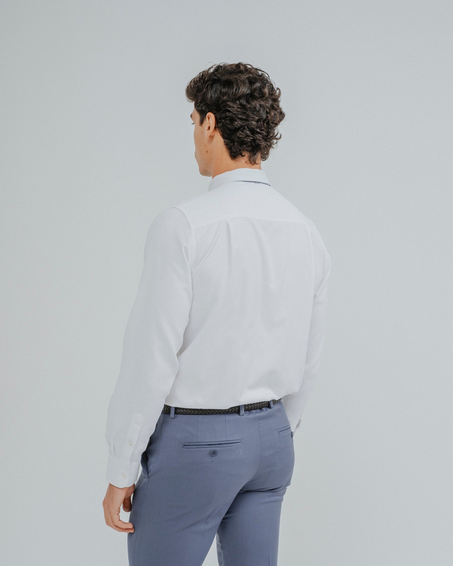 Camisa de vestir blanca de hombre de manga larga y cuello formal sin botón.