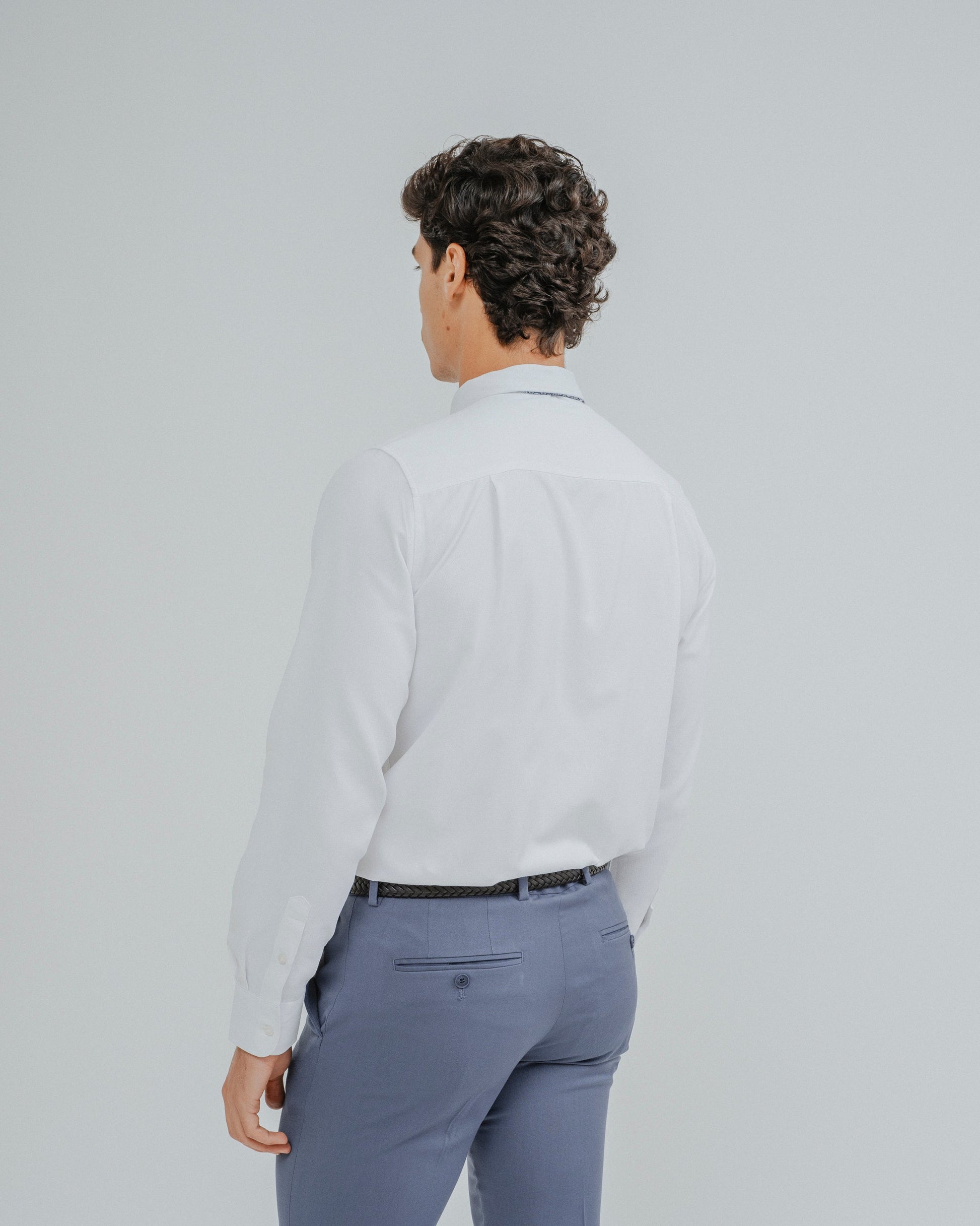 Camisa de vestir blanca de hombre de manga larga y cuello formal sin botón.