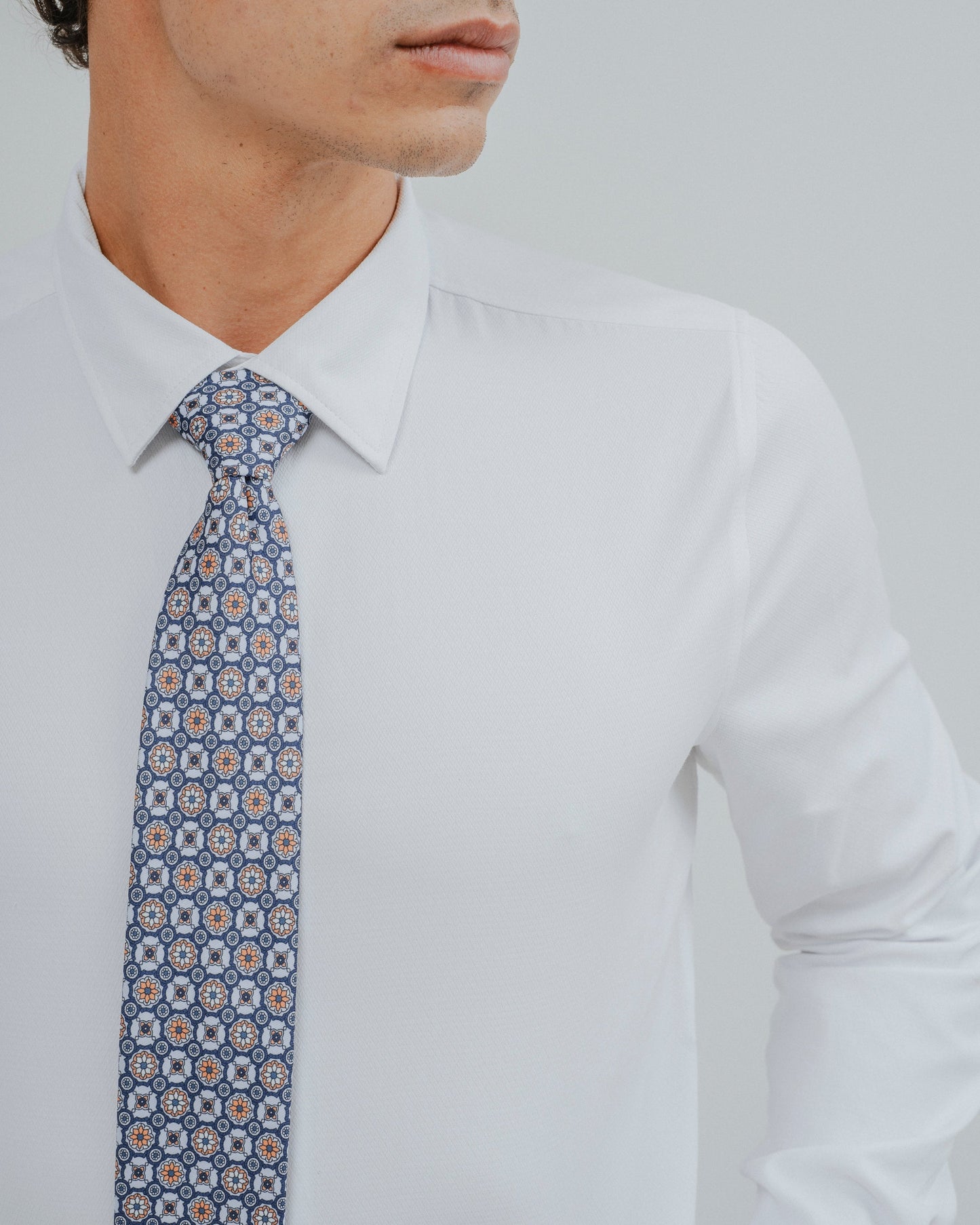 Camisa de vestir blanca de hombre de manga larga y cuello formal sin botón.