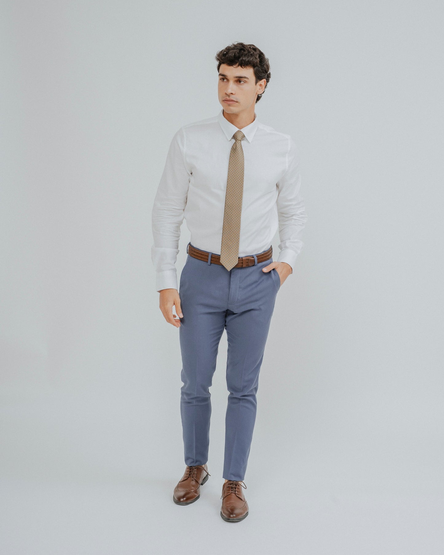 Hombre vistiendo elegante camisa de vestir blanca de algodón con traje formal.