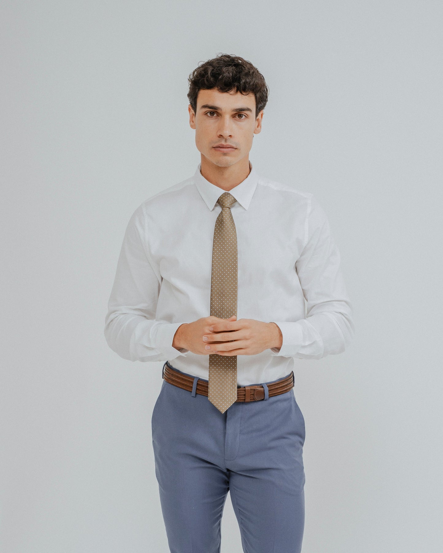 Hombre vistiendo elegante camisa de vestir blanca de algodón con traje formal.