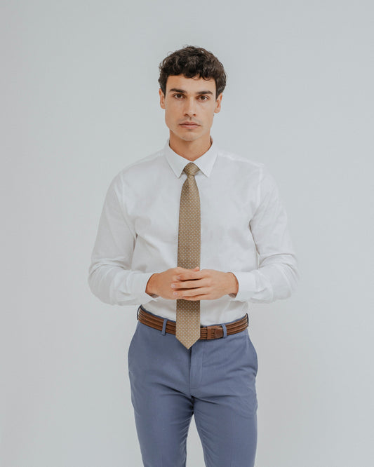 Hombre vistiendo elegante camisa de vestir blanca de algodón con traje formal.