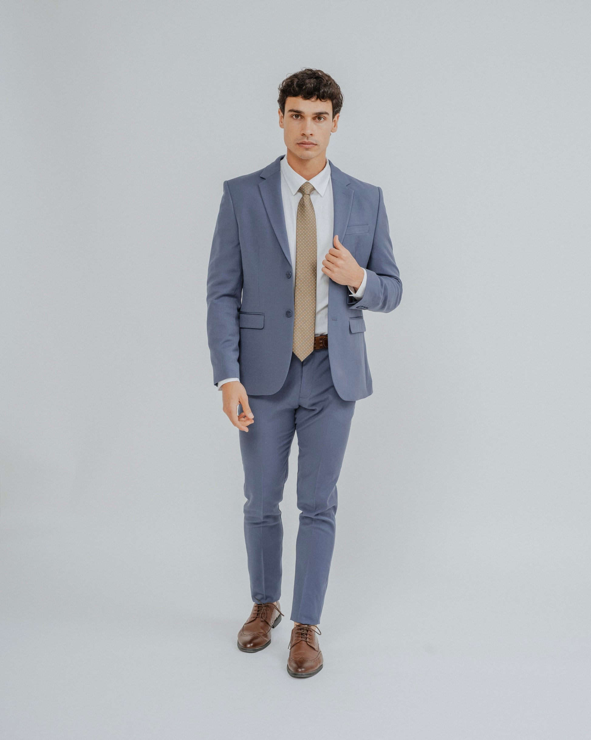 Hombre vistiendo elegante camisa de vestir blanca de algodón con traje formal.