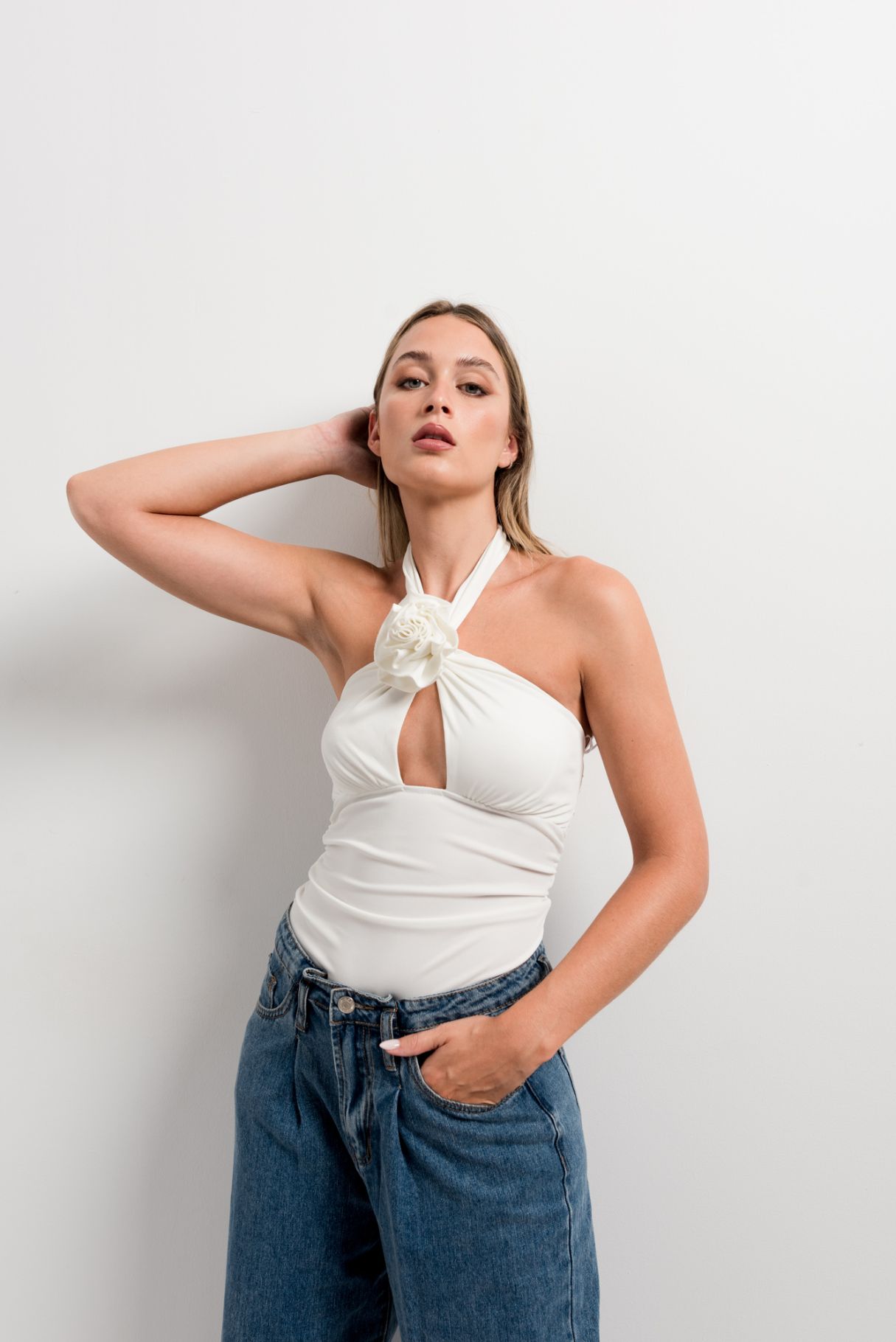 Top frunces con flor