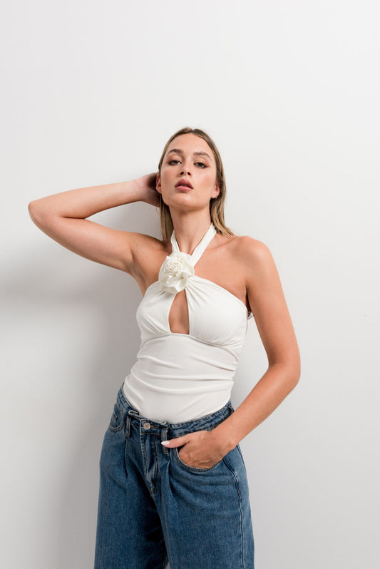 Top frunces con flor