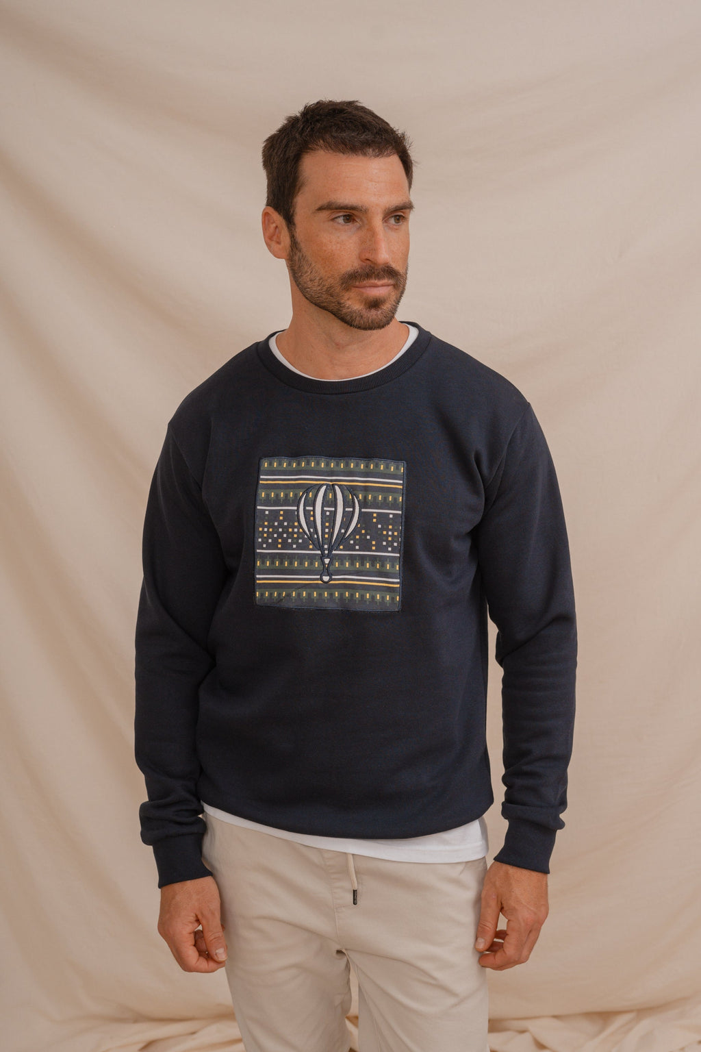 Sudadera Azul Marino con Detalle Étnico para Hombre