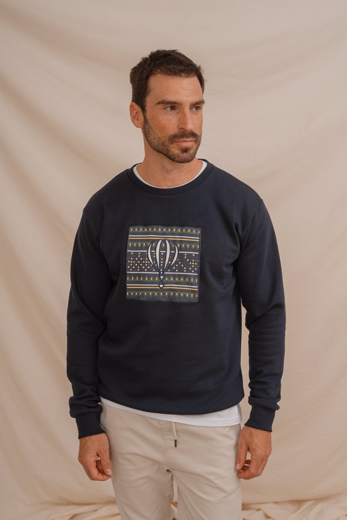 Sudadera Azul Marino con Detalle Étnico para Hombre