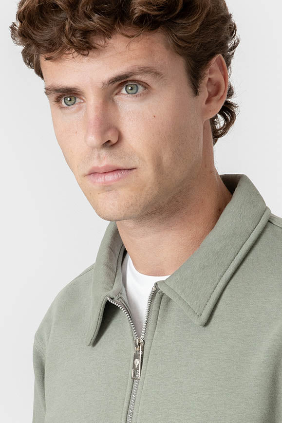 Sudadera verde de hombre con cuello polo y cremallera